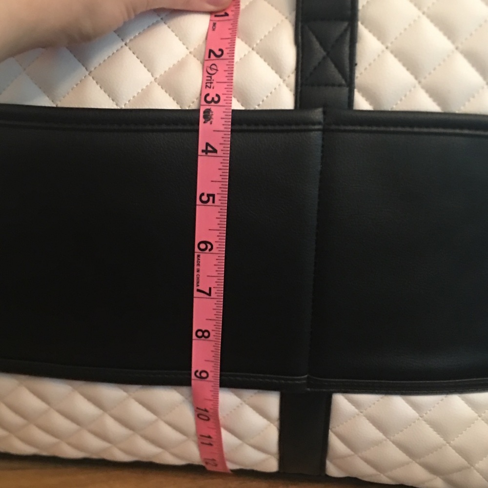 LAST ONE! NWT Betsey Johnson Weekender Bag - Picture 7 of 7